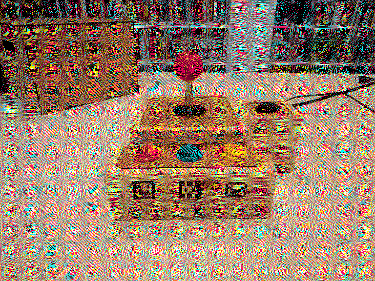 La console de jeu avec son joystick pour contrôler les personnages, les trois boutons pour sélectionner son personnage et le bouton noir pour lancer la séquence